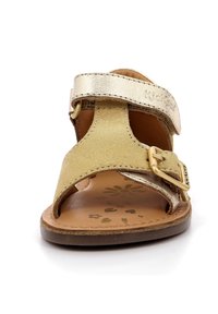 Sandalias en tono bronce y dorado con parte superior de tela, correa ajustable y punta redondeada. La plantilla texturizada presenta patrones florales y de corazones.