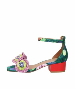 Sandalo con tacco basso con motivo floreale verde, tacco a blocco rosso, cinturino alla caviglia e decorazioni floreali rosa all'uncinetto sulla fascia delle dita.