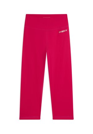 Leggings cortos de color rosa brillante con cintura alta y logo "FREDDY" impreso cerca de la cadera sobre fondo blanco.