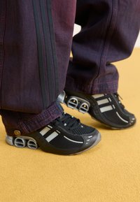 MEGARIDE O1  - Sportcipő - core black/grey four/iron metallic
