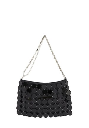 Fekete kézitáska félig strukturált dizájnnal, kör alakú fényvisszaverő díszítésekkel és ezüst lánccal. Simás textúra.
