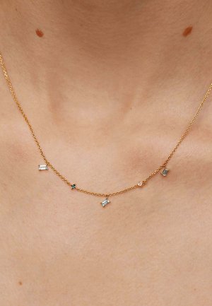 Collar de cadena de oro con cinco piedras geométricas de colores: dos azules, una rosa y dos transparentes, dispuestas en un diseño delicado.