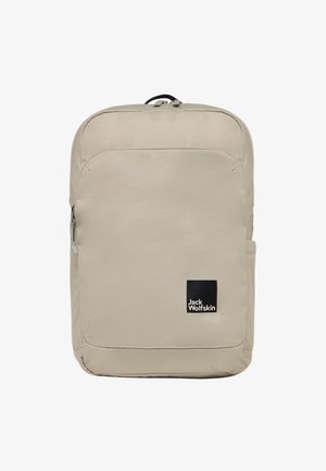 Beige Rucksack aus strapazierfähigem Stoff mit einer strukturierten Oberfläche, einer Fronttasche mit Reißverschluss und einem schwarzen Logoetikett in der unteren rechten Ecke.