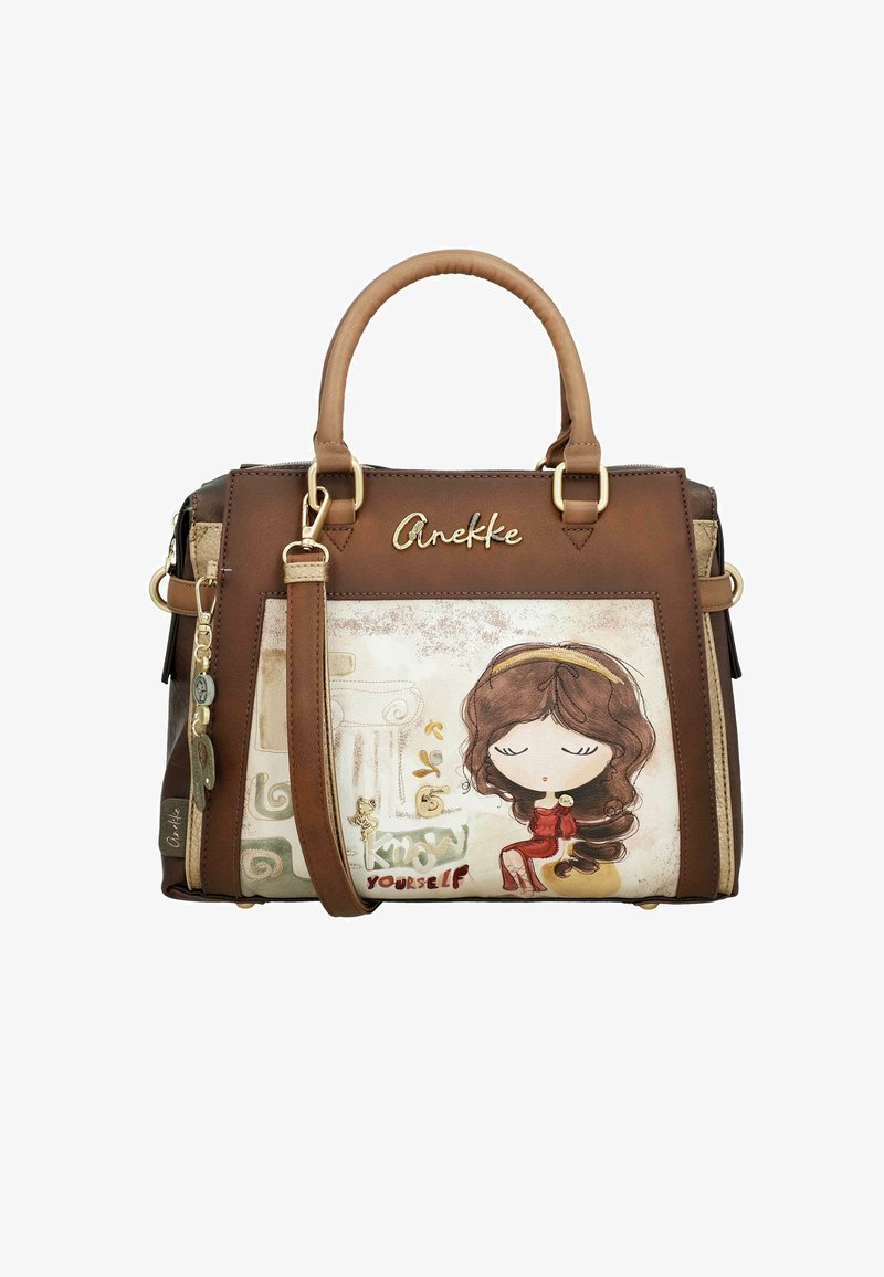 Bolso marrón con una chica de dibujos animados sosteniendo una taza, logo "Anekke", correa desmontable y texto "Conócete a ti mismo" en el panel frontal.