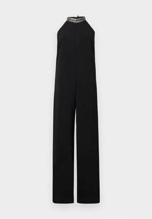 Svart ermeløs jumpsuit med vide ben og en halterneck med sølvperler, vist mot en ensfarget bakgrunn.