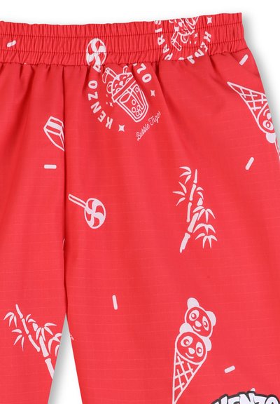 Shorts rouges avec un imprimé blanc ludique représentant des glaces, des pandas et du bambou, confectionnés en tissu léger avec une ceinture élastique.