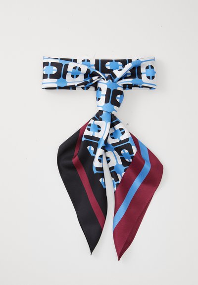 Silk tørklæde med et geometrisk mønster i blå, sort og hvid med røde og lyseblå striber; bundet i en sløjfeform øverst.
