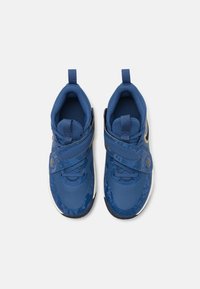 Nike Performance TEAM HUSTLE D 11 UNISEX - Zapatillas de baloncesto - mystic navy/black/pale ivory/metallic gold