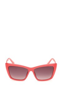 Occhiali da sole a forma di occhio di gatto con montatura opaca corallo e lenti scure sfumate. Caratterizzati da aste sottili e logo del marchio impresso sul lato.