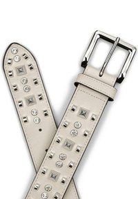 Beige leren riem met decoratieve zilveren en doorzichtige studs. Voorzien van een glanzende zilveren rechthoekige gesp. Soepele textuur, meerdere gaten voor maataanpassing.
