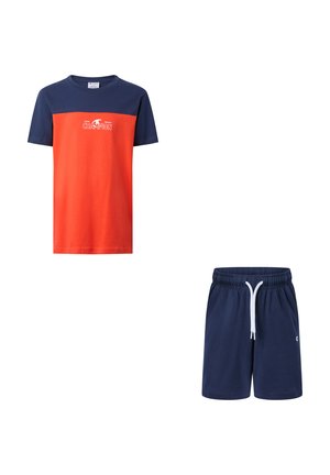 Kortemouwshirt met navy top en oranje onderkant, wit "Champion"-logo, gecombineerd met navy shorts met koordje.
