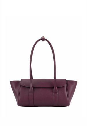 Dunkellila Lederhandtasche mit breiter Klappe und zwei langen Griffen, mit leicht trapezförmiger Form und glatter Oberfläche.