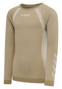 Beige langærmet sweater med tekstureret finish, featuring rund halsudskæring, ribbede manchetter og diagonale striber på ærmerne.