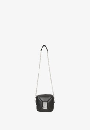 Borsa a tracolla nera in pelle con tracolla in catena argentata e dettagli decorativi in argento sulla parte anteriore.