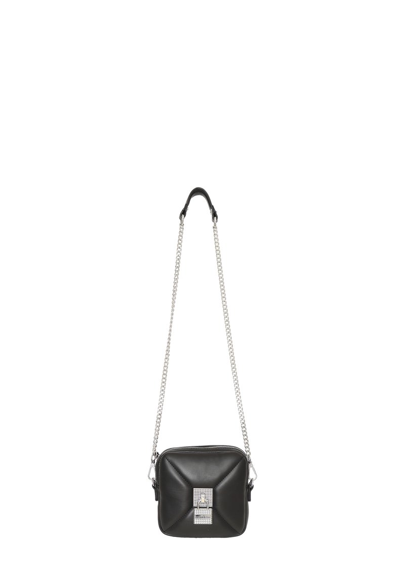 Borsa a tracolla nera in pelle con tracolla in catena argentata e dettagli decorativi in argento sulla parte anteriore.