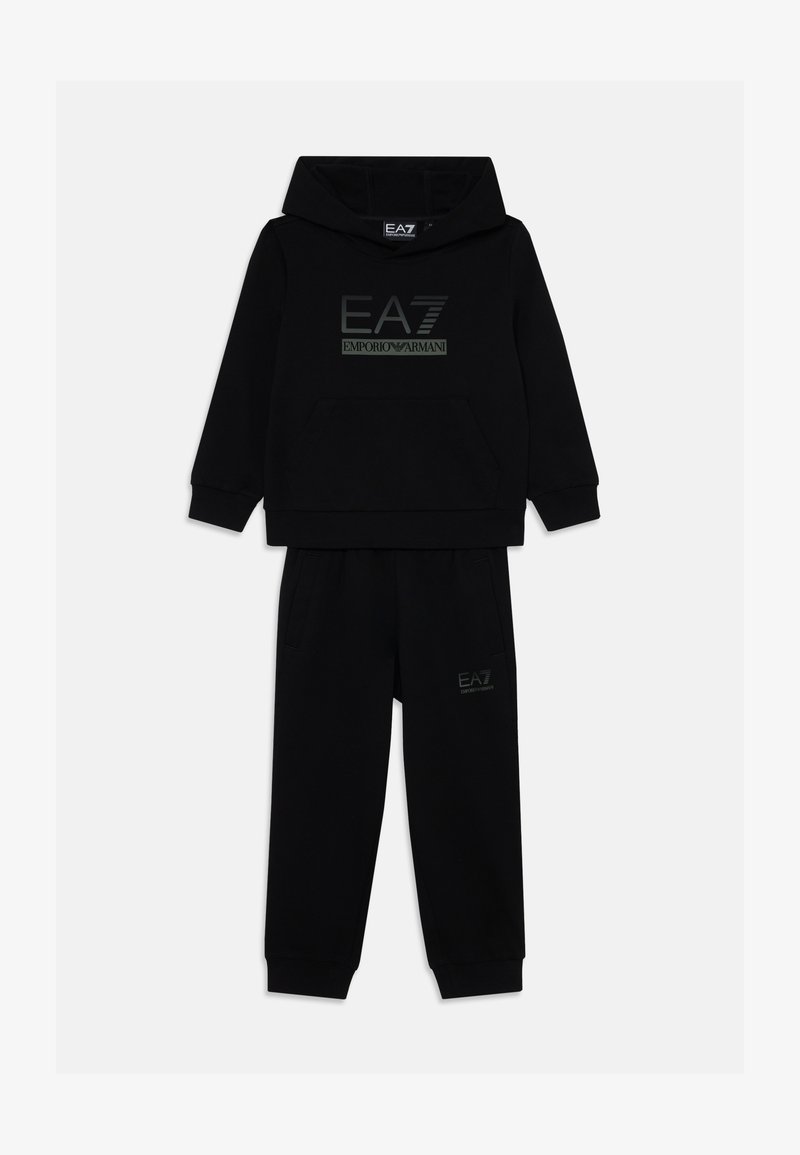 Schwarzes Hoodie- und Jogginganzug-Set aus weichem Stoff. Mit einer Vorderseite, gerippten Bündchen und grauem EA7-Logo auf beiden Teilen.