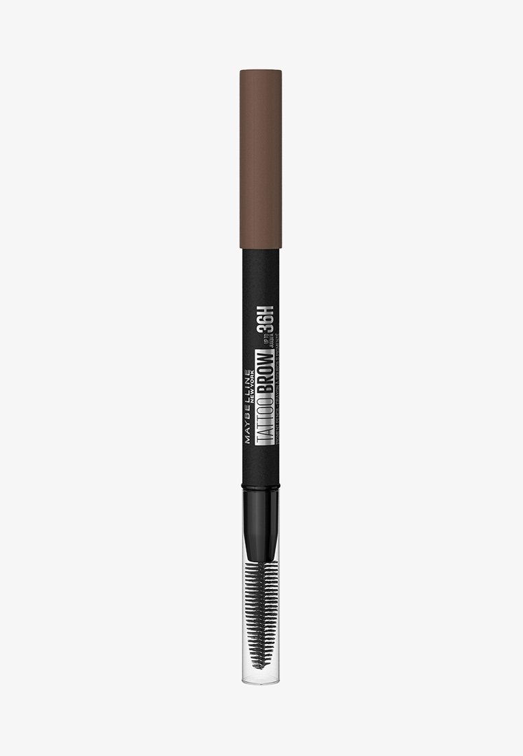 Crayon pour sourcils Tattoo de Maybelline avec un capuchon marron, un corps noir et une pointe de pinceau transparente. Il présente un design mince et un peigne à poils texturés pour le styling.