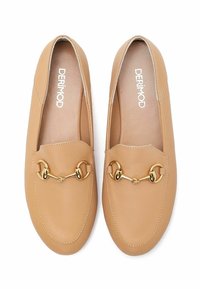 Beżowe skórzane mokasyny z akcentem w postaci złotego łańcucha, zaokrąglonym noskiem i fasonem slip-on. Gładka tekstura z detalami szwów wzdłuż krawędzi.