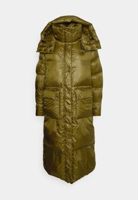 Cappotto lungo di colore verde oliva, imbottito, con colletto alto, chiusura con zip e bottoni, due grandi tasche frontali e design a tinta unita con cuciture a trapunta.