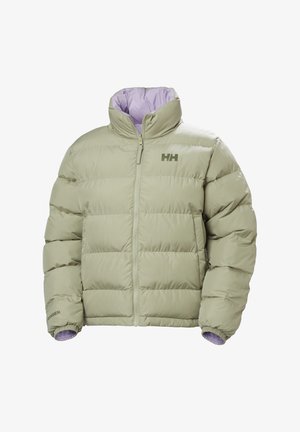 Chaqueta de plumas verde claro con un cuello alto, cierre de cremallera y forro morado. Cuenta con paneles cosidos y un logo en el pecho.