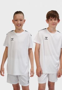 Vita sporttröjor och shorts med svarta axeldetaljer. Tillverkade av lätt material, med v-ringning och logotyp på bröstet.