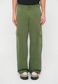 Πράσινα cargo παντελόνια από μείγμα βαμβακιού, με μεγάλα πλευρικά τσέπες, χαλαρή εφαρμογή, κλείσιμο με κουμπί και ενισχυμένες ραφές.