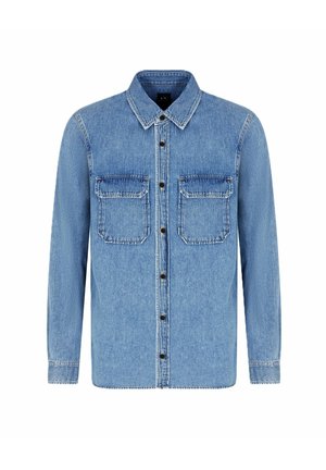 Camicia in denim azzurro chiaro con chiusura a bottoni, due tasche sul petto e colletto classico. Presenta maniche lunghe e orlo dritto.