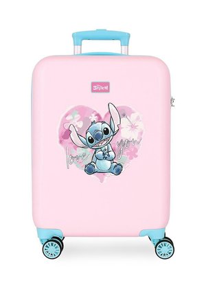 Maleta rosa con asa y ruedas azules, con el personaje Stitch sentado dentro de un corazón con el texto "te quiero" y patrones florales.