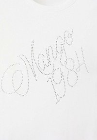 Witte katoenen T-shirt met glanzende strasstenen die de tekst "Mango 1984" in een cursieve lettertype vormen, wat textuur en detail aan het ontwerp toevoegt.
