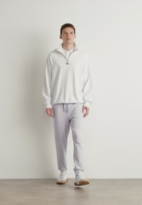 HUGO DAYOTE - Jogginghose - light pastel purple