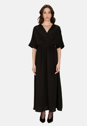 Robe noire enveloppante avec de courtes manches larges, un décolleté en V et une ceinture à nouer. Le tissu est lisse avec une silhouette fluide à longueur de cheville.