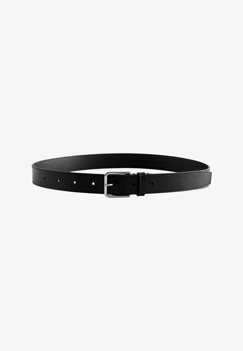 Ceinture en cuir noir à texture lisse, avec une boucle en métal argenté, cinq trous de réglage et des coutures contrastantes le long des bords.