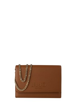 Borsa a tracolla in pelle marrone con logo "LIU JO MILANO" impresso e tracolla a catena argentata su sfondo bianco.