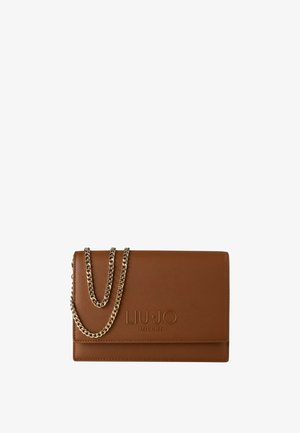 Borsa a tracolla in pelle marrone con logo "LIU JO MILANO" impresso e tracolla a catena argentata su sfondo bianco.