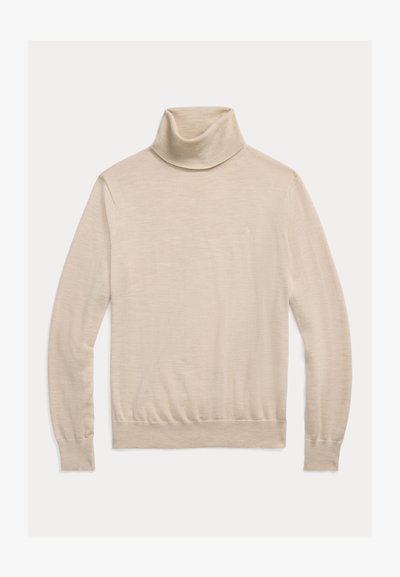 Beige langermet turtleneck-genser laget av fin strikket stoff med ribbestrikkede mansjetter og nederkant, lagt flatt på en hvit bakgrunn.