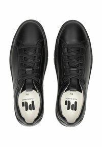 Černé tenisky se hladkou kůží a síťovinovými panely. Klasický design na šněrování, kulatá špička, gumová podrážka a označená stélka.