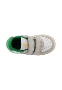 Kindersneaker van grijs suède en wit leer, met groene accenten en twee klittenbandsluitingen. Ronde neus met geperforeerde details.