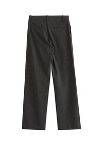 Pantaloni a gamba larga grigio scuro con una texture liscia, dotati di due tasche posteriori e una vita con passanti per cintura. Non sono visibili tasche anteriori.