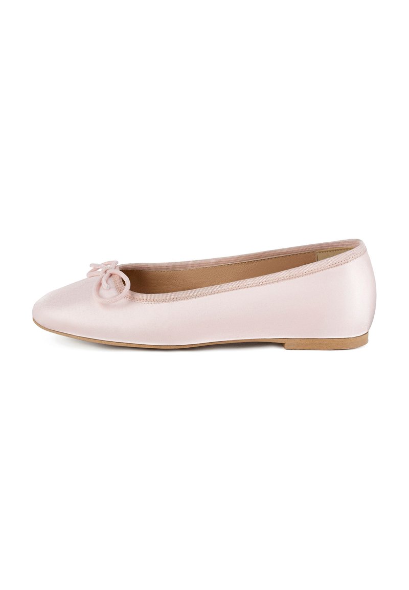 Ballet flat in morbido satin rosa con punta arrotondata, dotato di un piccolo dettaglio a fiocco sul davanti e una finitura leggermente testurizzata. Suola piatta.