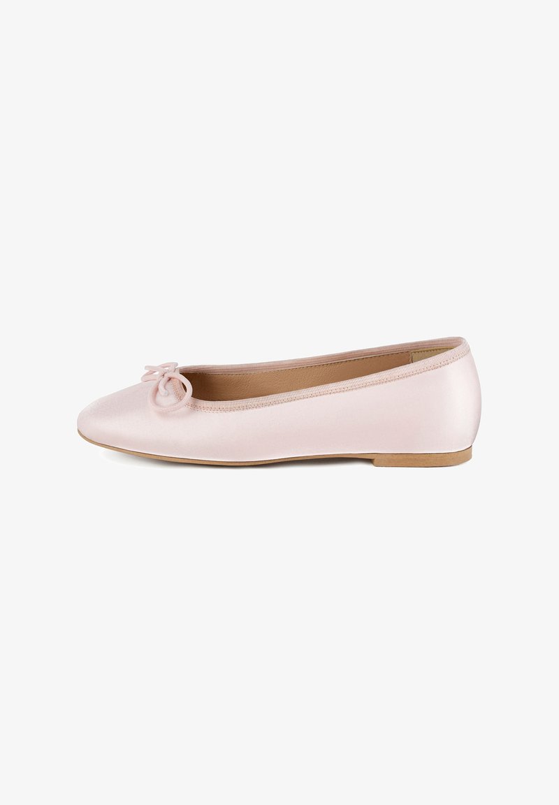 Ballet flat in morbido satin rosa con punta arrotondata, dotato di un piccolo dettaglio a fiocco sul davanti e una finitura leggermente testurizzata. Suola piatta.