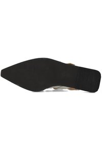 Schoenzool met een spitse neus, van gestructureerd zwart rubber, en een contrasterende bovenkant in bruin en crème; heeft zowel gladde als geribbelde patronen.