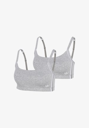 Due reggiseni sportivi grigio chiaro con spalline regolabili, strisce laterali bianche e piccoli loghi Adidas bianchi sulla parte inferiore sinistra.