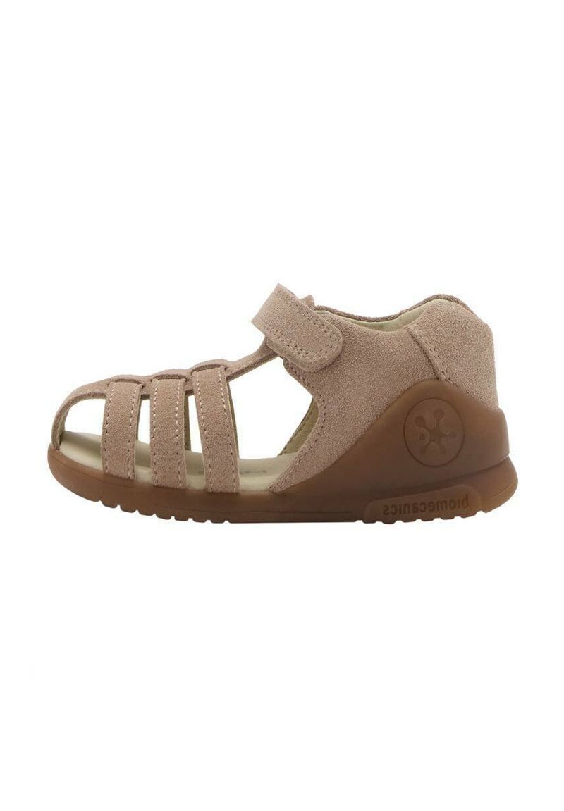 Beige suede sandaal met een open neusdesign, meerdere bandjes met sluitingen en een rubberen zool met een logo op de hak.