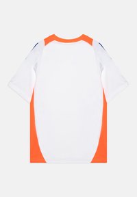 Rövid ujjú sportpóló fehér színben, narancssárga és kék akcentussal, kerek nyakkal és hálós betétekkel a légáteresztés érdekében.