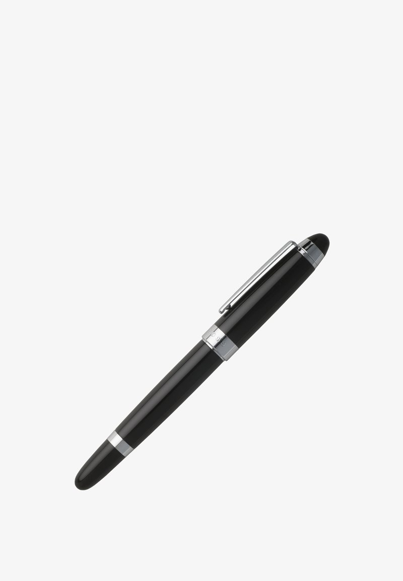 Musta kynä, jossa on kiiltävä pinta, hopeiset korostusraidat ja klipsi. Pyöristetty kärki ja kapeneva rungon muoto. Tyylikäs muotoilu korostaa eleganttia yksinkertaisuutta.