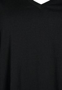 Černé tričko s V-krkem vyrobené z měkké, lehké bavlny. Má jednoduchý design bez vzorů nebo ozdob, hladká textura.