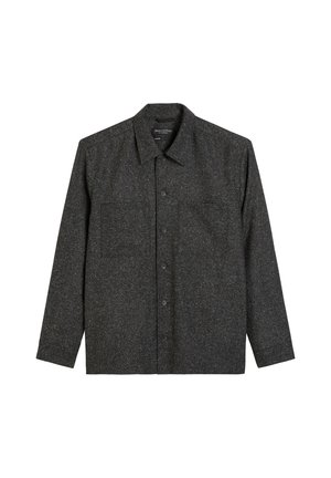 Camisa de botón gris oscuro hecha de un tejido texturizado, con cuello extendido, mangas largas y un bolsillo en el pecho con un sutil patrón jaspeado.
