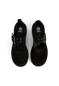 Zwarte suède schoenen met een ronde neus, voorzien van een strap en metalen gespdetail, en een naadloze zoolconstructie. Minimalistisch ontwerp.