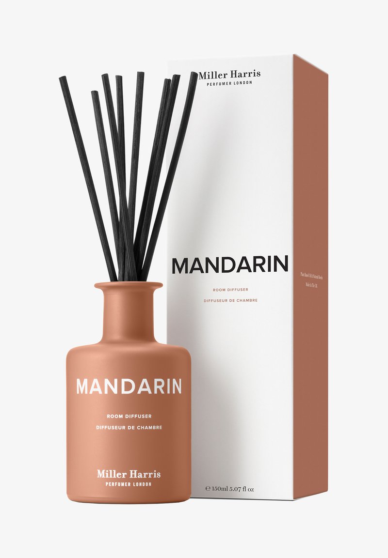 Keramischer Raumdiffusor in mattem Terrakotta mit schwarzen Rattanstäbchen, beschriftet mit "MANDARIN" und verpackt in einer weißen Box mit minimalistischem Design.