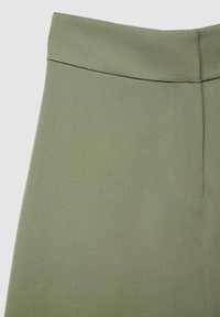 Olivgrüner Rock aus glattem, strukturiertem Stoff. Verfügt über einen flachen Bund und ein nahtloses Design mit dezenten Nahtdetails.